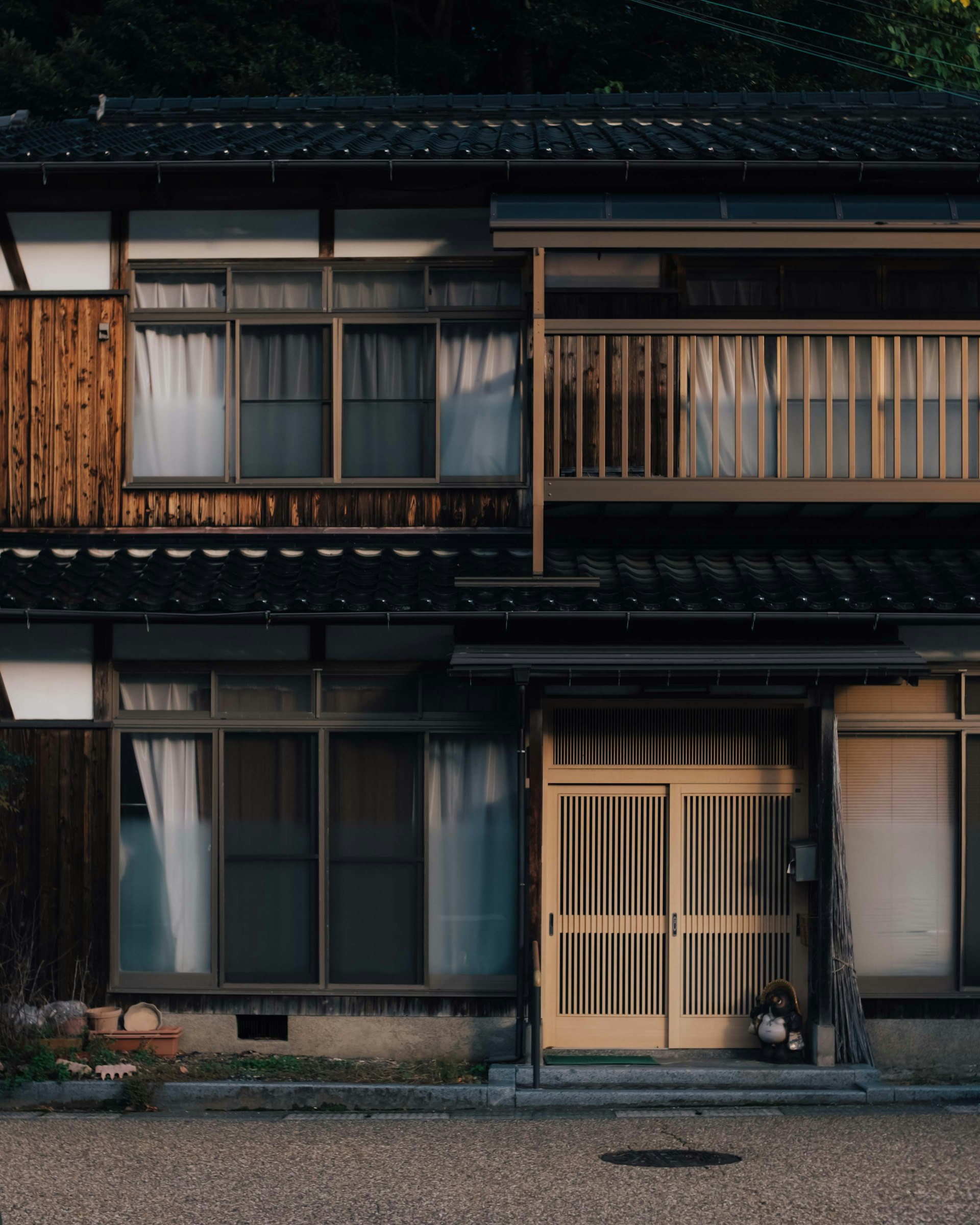黒い木格子の蔵の外観