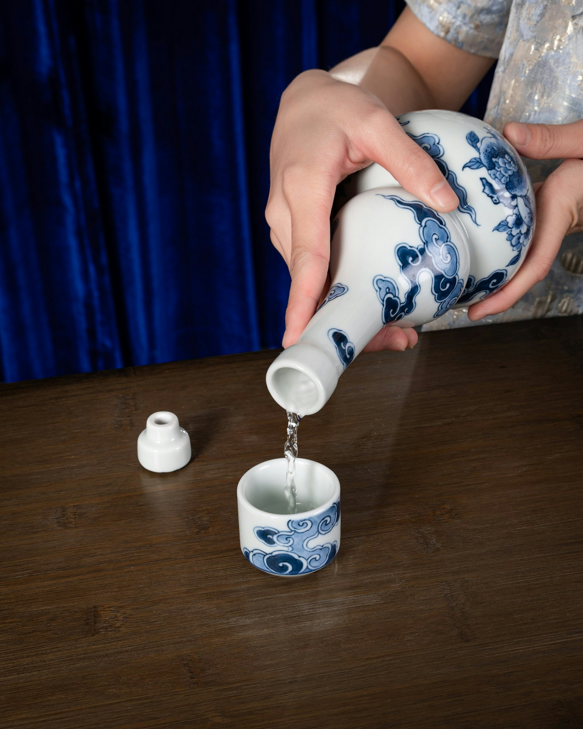 徳利から盃へ酒を注ぐ手元