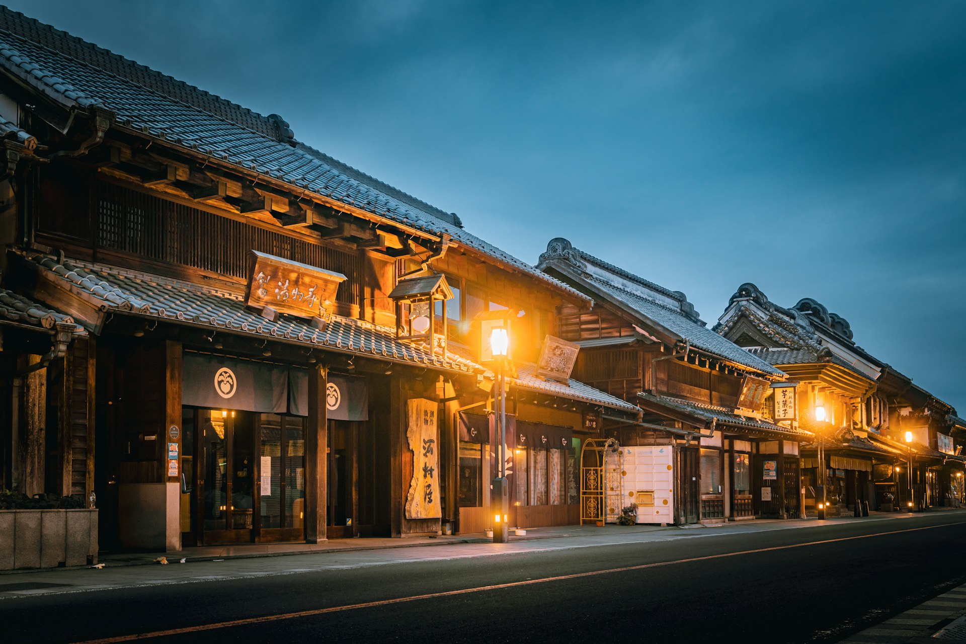 薄暮の蔵造りの町並みと行灯